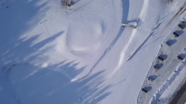 冬季场 Krimulda 拉脱维亚空中无人机顶部查看 Uhd — 图库视频影像