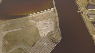Kırsal dron üstten görünüm 4k Uhd video liman Roja Letonya havadan görünümü