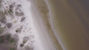 Kırsal dron üstten görünüm 4k Uhd video liman Roja Letonya havadan görünümü