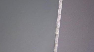 Kırsal dron üstten görünüm 4k Uhd video liman Roja Letonya havadan görünümü