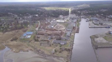 Kırsal dron üstten görünüm 4k Uhd video liman Roja Letonya havadan görünümü