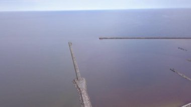 Kırsal dron üstten görünüm 4k Uhd video liman Roja Letonya havadan görünümü