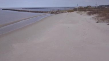 Kırsal dron üstten görünüm 4k Uhd video liman Roja Letonya havadan görünümü