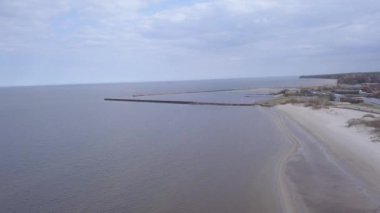 Kırsal dron üstten görünüm 4k Uhd video liman Roja Letonya havadan görünümü