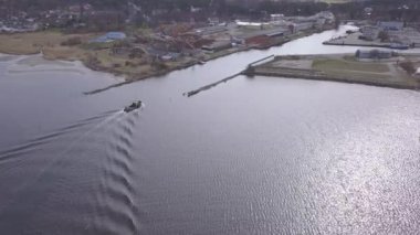 Harbor Roja Letonya hava kırsal dron üstten görünüm 4 k Uhd video görüntülemek için gidiş içinde gemi