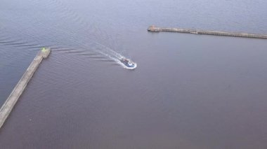 Harbor Roja Letonya hava kırsal dron üstten görünüm 4 k Uhd video görüntülemek için gidiş içinde gemi
