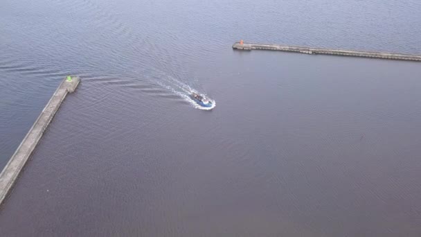 田舎の港ロハ ラトビア航空写真ビューには船ドローン平面図 Uhd ビデオ — ストック動画