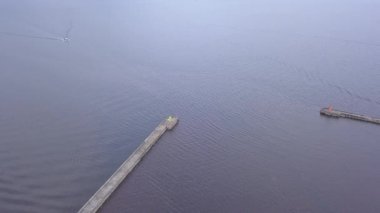 Harbor Roja Letonya hava kırsal dron üstten görünüm 4 k Uhd video görüntülemek için gidiş içinde gemi