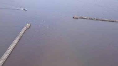 Harbor Roja Letonya hava kırsal dron üstten görünüm 4 k Uhd video görüntülemek için gidiş içinde gemi