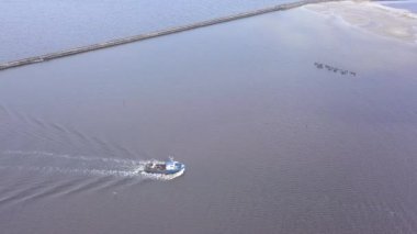 Harbor Roja Letonya hava kırsal dron üstten görünüm 4 k Uhd video görüntülemek için gidiş içinde gemi