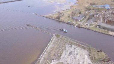 Harbor Roja Letonya hava kırsal dron üstten görünüm 4 k Uhd video görüntülemek için gidiş içinde gemi
