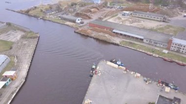 Harbor Roja Letonya hava kırsal dron üstten görünüm 4 k Uhd video görüntülemek için gidiş içinde gemi