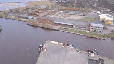 Harbor Roja Letonya hava kırsal dron üstten görünüm 4 k Uhd video görüntülemek için gidiş içinde gemi