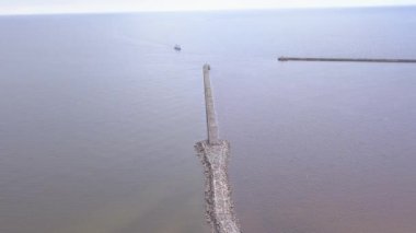 Harbor Roja Letonya hava kırsal dron üstten görünüm 4 k Uhd video görüntülemek için gidiş içinde gemi