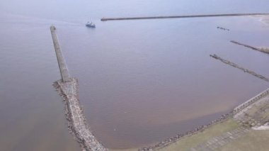 Harbor Roja Letonya hava kırsal dron üstten görünüm 4 k Uhd video görüntülemek için gidiş içinde gemi