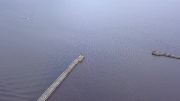 Fartyget Går Till Hamnen Roja Lettland Flygfoto Över Landsbygden Drone — Stockvideo