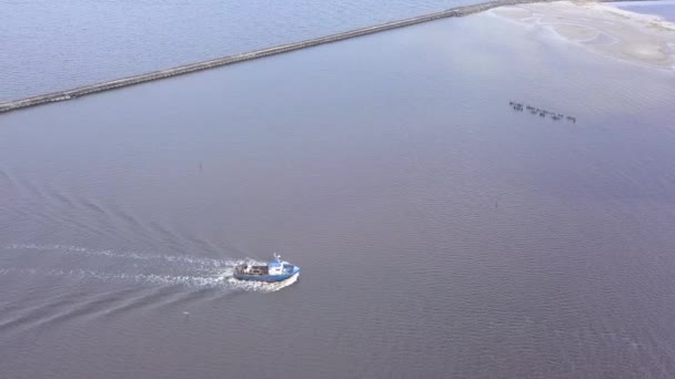 Schip Gonna Harbor Roja Letland Luchtfoto Van Platteland Drone Bovenaanzicht — Stockvideo