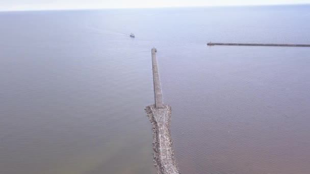 Nave Andando Harbor Roja Lettonia Veduta Aerea Della Campagna Drone — Video Stock