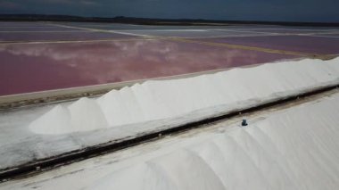Karayip Tuz Gölü Bonaire Island Hava dron üstten görünüm 4 k Uhd video gül 