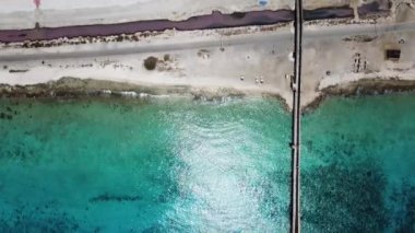 Karayip Tuz Gölü Bonaire Island Hava dron üstten görünüm 4 k Uhd video gül 