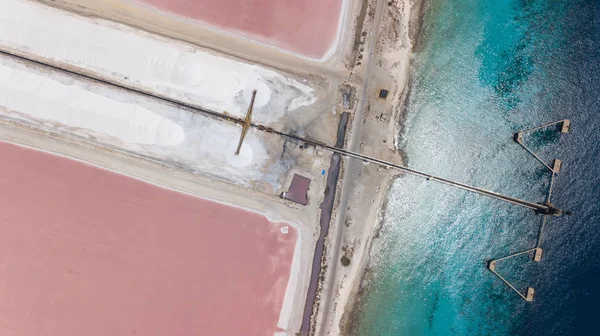 カリブ海塩湖ボネール島空中ドローン トップ ビュー — ストック写真