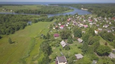 Gauja Nehri Letonya drenaj içine Baltık Denizi havadan dron üstten görünüm 4k Uhd video