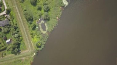 Gauja Nehri Letonya drenaj içine Baltık Denizi havadan dron üstten görünüm 4k Uhd video