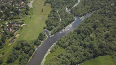 Gauja Nehri Letonya drenaj içine Baltık Denizi havadan dron üstten görünüm 4k Uhd video