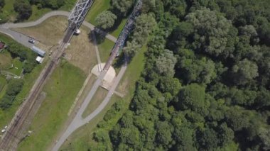 Gauja Nehri Demiryolu Köprüsü Letonya hava dron üstten görünüm 4k Uhd video 