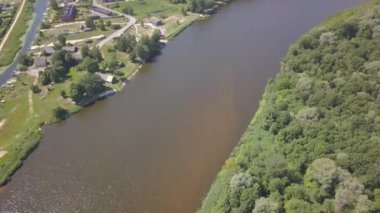 Gauja Nehri Letonya drenaj içine Baltık Denizi havadan dron üstten görünüm 4k Uhd video