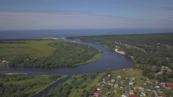 Gauja rivière Lettonie drone dans la mer Baltique vue aérienne 4K UHD vidéo 