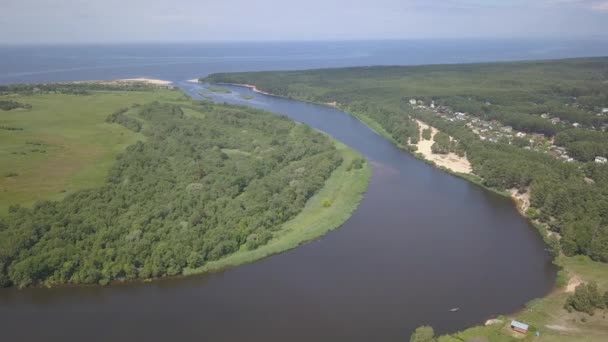 Gauja rivière Lettonie drone dans la mer Baltique vue aérienne 4K UHD vidéo 