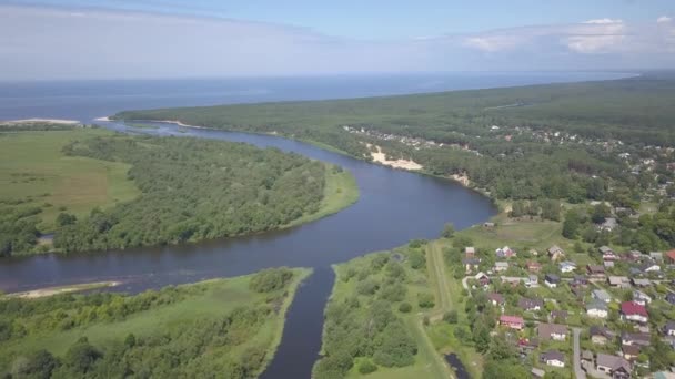 Gauja rivière Lettonie drone dans la mer Baltique vue aérienne 4K UHD vidéo 