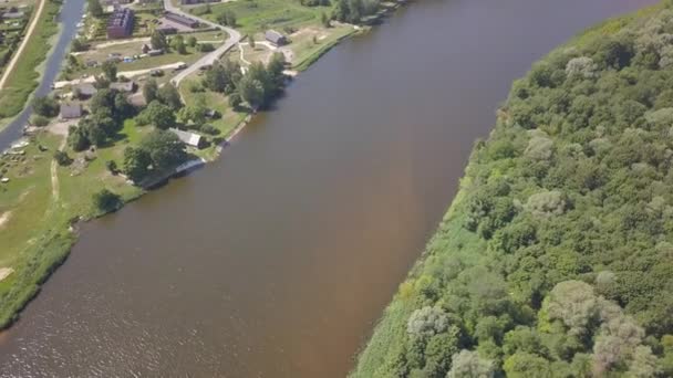 Gauja rivière Lettonie drone dans la mer Baltique vue aérienne 4K UHD vidéo 