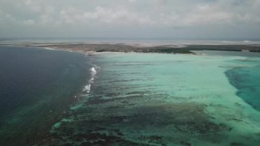deniz plaj sahil Bonaire Adası Karayip Denizi havadan dron üstten görünüm 4k Uhd video 