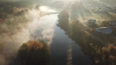 Sabah duman su Ulbroka Gölü Hava dron üst üzerinde görüntülemek 4 k Uhd video Letonya 