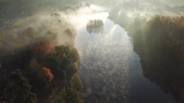 Sabah duman su Ulbroka Gölü Hava dron üst üzerinde görüntülemek 4 k Uhd video Letonya 