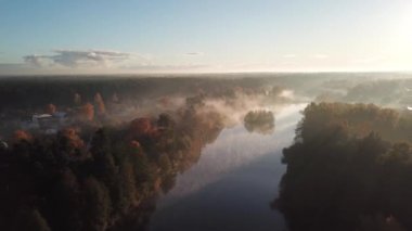 Sabah duman su Ulbroka Gölü Hava dron üst üzerinde görüntülemek 4 k Uhd video Letonya 