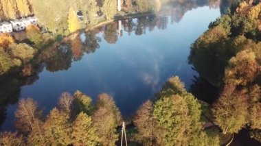 Sabah duman su Ulbroka Gölü Hava dron üst üzerinde görüntülemek 4 k Uhd video Letonya 