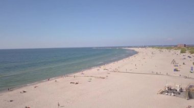 Baltık Denizi kıyısında plaj Ventspils Kurzeme hava dron üstten görünüm 4k Uhd video