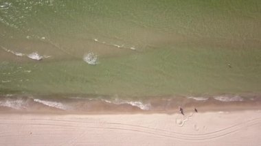 Baltık Denizi kıyısında plaj Ventspils Kurzeme hava dron üstten görünüm 4k Uhd video