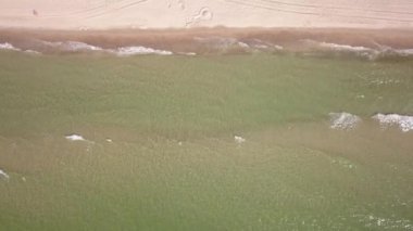Baltık Denizi kıyısında plaj Ventspils Kurzeme hava dron üstten görünüm 4k Uhd video