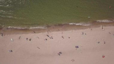 Baltık Denizi kıyısında plaj Ventspils Kurzeme hava dron üstten görünüm 4k Uhd video