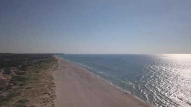 Baltık Denizi kıyısında plaj Ventspils Kurzeme hava dron üstten görünüm 4k Uhd video