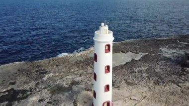 Deniz feneri deniz plaj sahil Bonaire Adası Karayip Denizi havadan dron üstten görünüm 4k Uhd video 