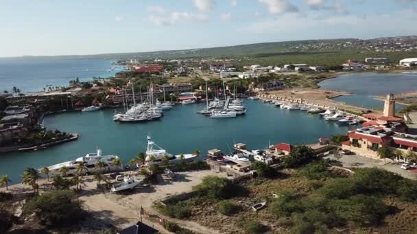 Caribische Boot Yacht Harbor Bonaire Eiland Luchtfoto Drone Bovenaanzicht Uhd — Stockvideo