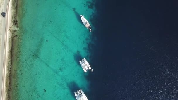 Caribeño Barco Barco Puerto Bonaire Isla Aérea Drone Vista Superior — Vídeo de stock