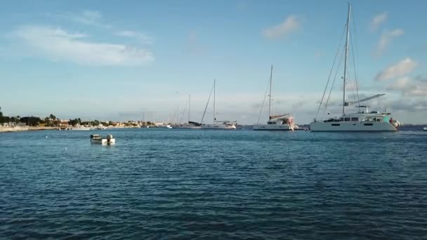 Caribische Boot Yacht Harbor Bonaire Eiland Luchtfoto Drone Bovenaanzicht Uhd — Stockvideo