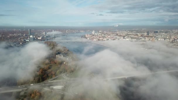Riga Letland Daugava River Zakusala Eiland Rook Wolk Eiland Luchtfoto — Stockvideo