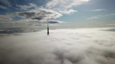 Riga Letonya Tv Kulesi Zakusala duman bulutları Europe en büyük hava dron üstten görünüm 